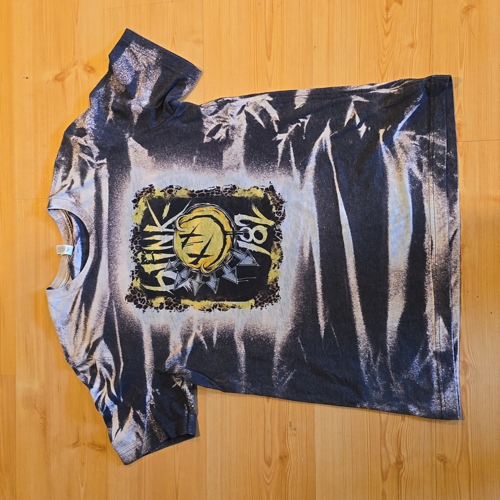 Blink-182 Graphic T-Shirt‎ Acid Wash Bleached Smiley Face Leopard Print Black L